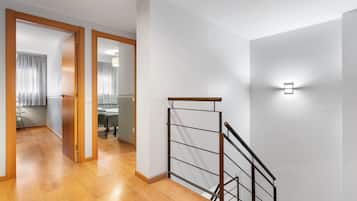 Apartament, 4 dormitoris, terrassa | Sala d'estar | Televisor LCD i reproductor de DVD