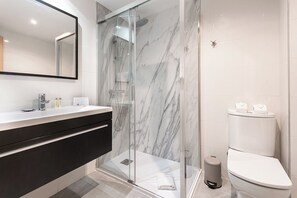 Apartamento, 4 quartos, terraço | Banheiro | Produtos de toalete grátis, secador de cabelo, chinelos 