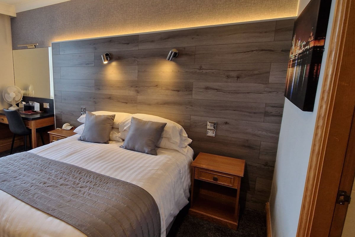 Kahden hengen deluxe-huone, merinäköala | 1 makuuhuone, tallelokero huoneessa, työpöytä, silitysrauta/-lauta