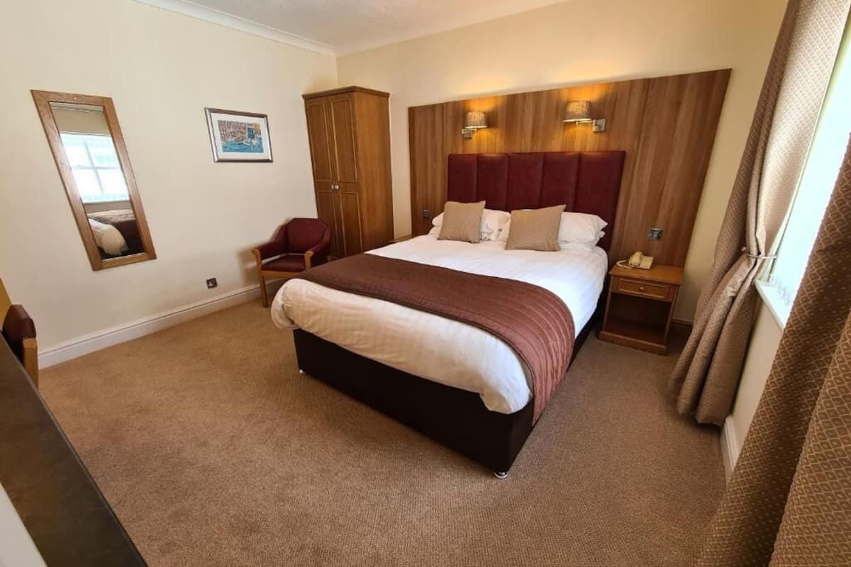 In-room safe, iron/ironing board, WiFi (free), bed sheets