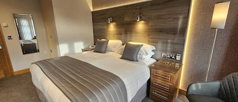 Standard Double or Twin Room, 1 King Bed (Hougoumont) Disabled Access | In-room safe, desk, iron/ironing board, free WiFi