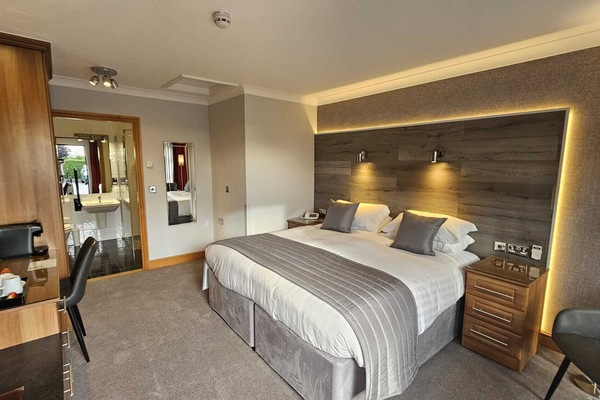 Dobbelt- eller tomannsrom – premier | Safe på rommet, strykejern/-brett, wi-fi (inkludert) og sengetøy