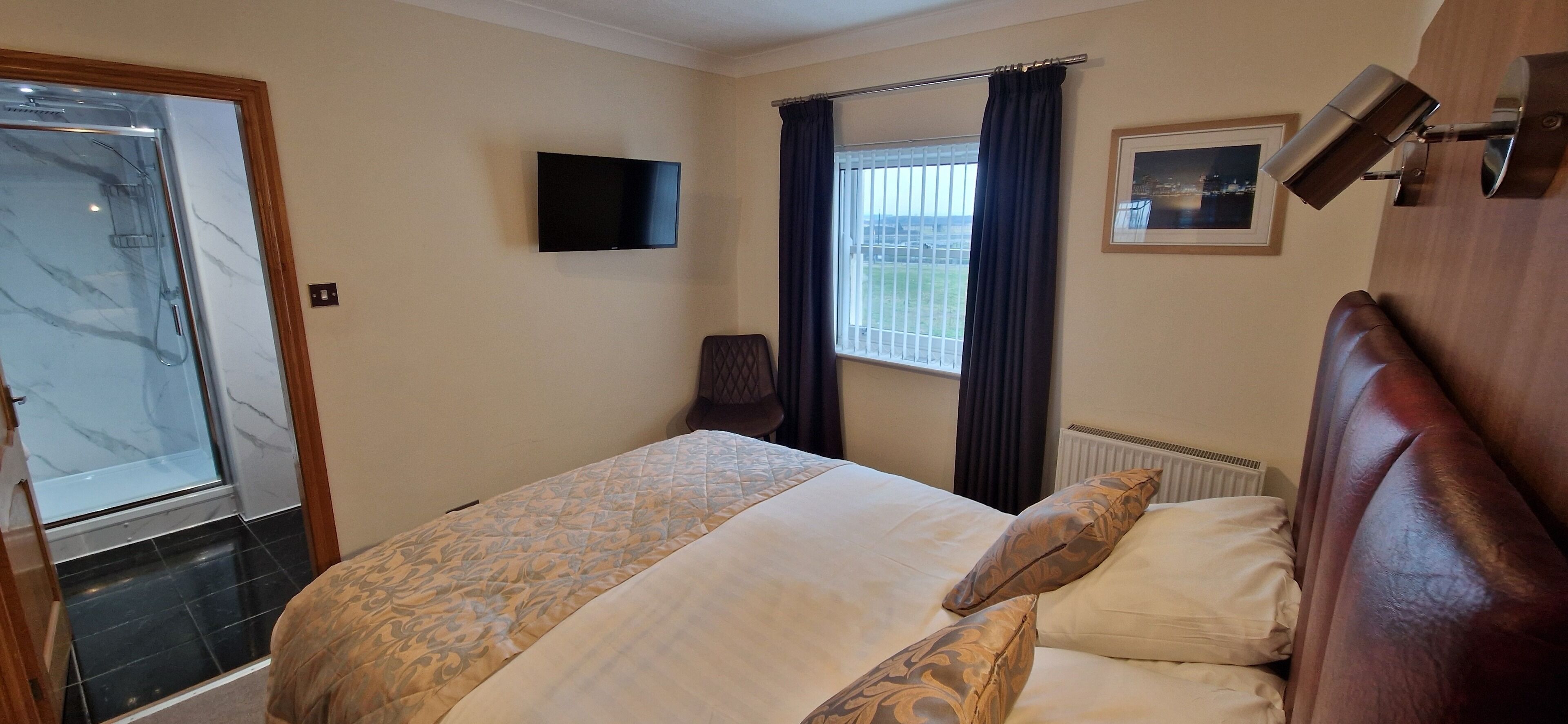 標準雙人房, 1 張加大雙人床 | 客房內保險箱、熨斗/熨衣板、免費無線上網、床單