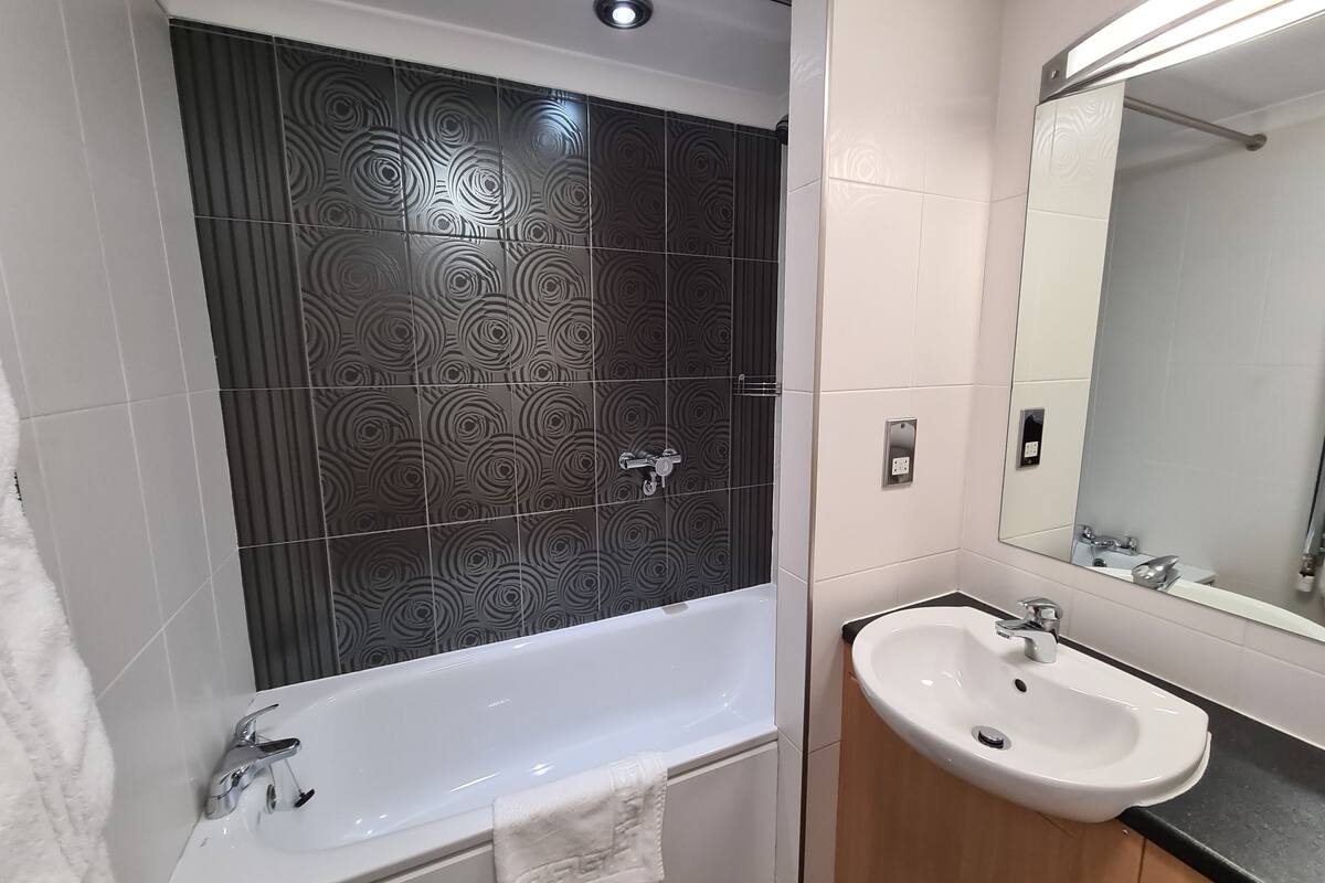 deluxe double or twin room | bathroom | free toiletries, hair dryer, towels, soap