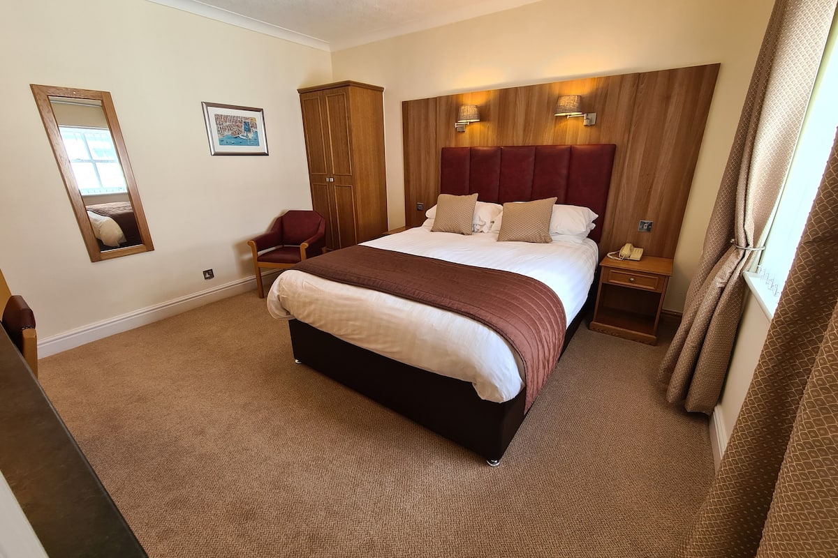 Standard Double Room | 1 bedroom, in-room safe, desk, iron/ironing board