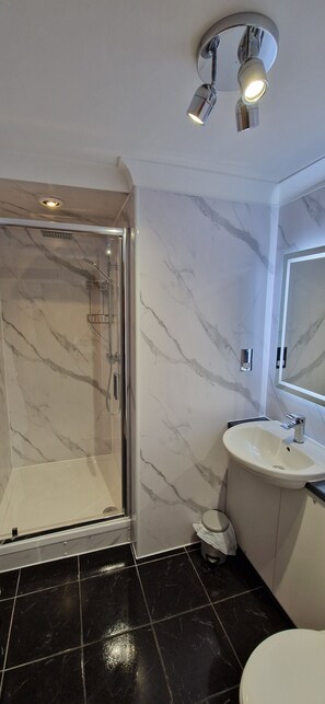 Standard Double Room, 1 Queen Bed | Bathroom | Free toiletries, hair dryer, soap, shampoo - The Royal Hotel (Liverpool)