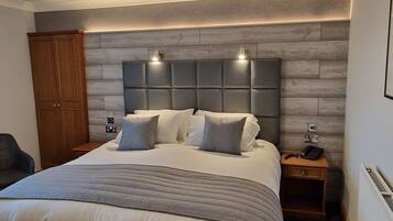 Deluxe Double or Twin Room | Peti besi dalam bilik, seterika/papan seterika, Wi-fi percuma