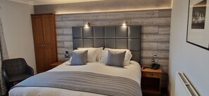 In-room safe, iron/ironing board, free WiFi, bed sheets - The Royal Hotel (Liverpool)