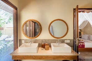 Villa, 1 slaapkamer, privézwembad | Badkamer | Een aparte badkuip en douche, gratis toiletartikelen, een haardroger