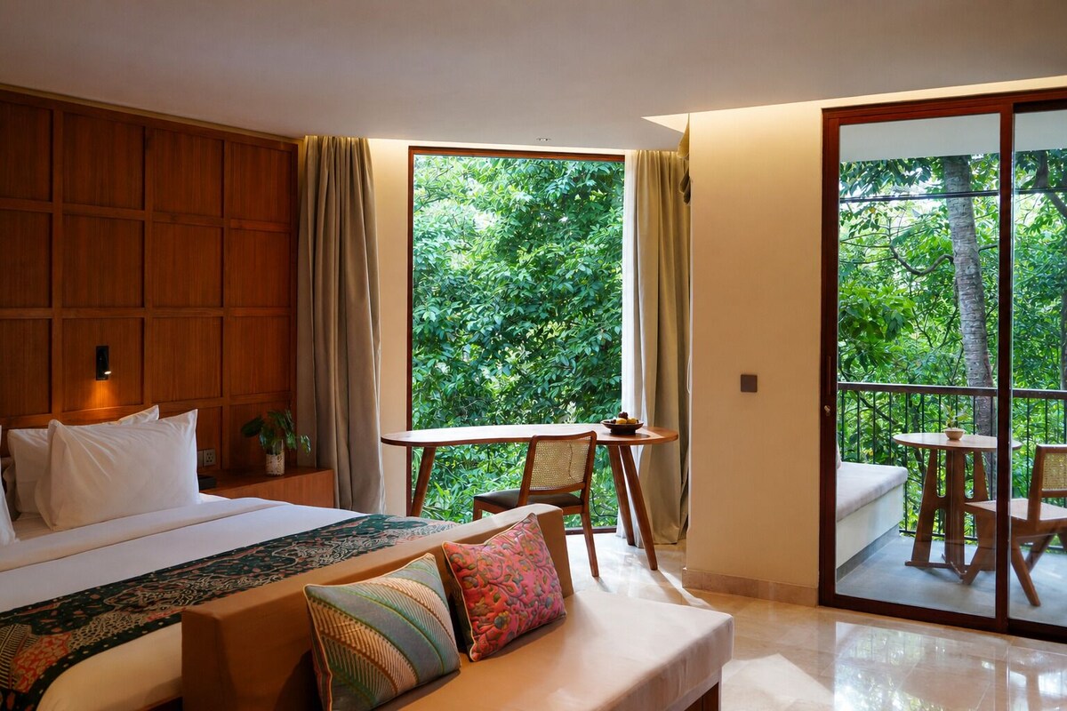 River Suite | Minibar, in-room safe, desk, laptop workspace