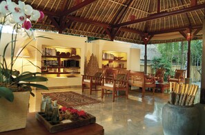 Lobby sitting area - Komaneka at Monkey Forest (Ubud)