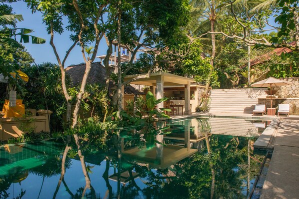 Piscina externa, espreguiçadeiras