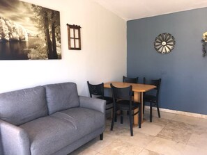 Quarto luxo, 1 cama King | Roupas de cama premium, Wi-Fi de cortesia, roupa de cama