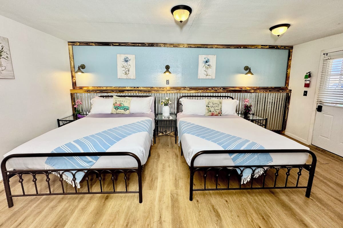 Deluxe Double Room, 2 Queen Beds, Mountain View | Private kitchenette