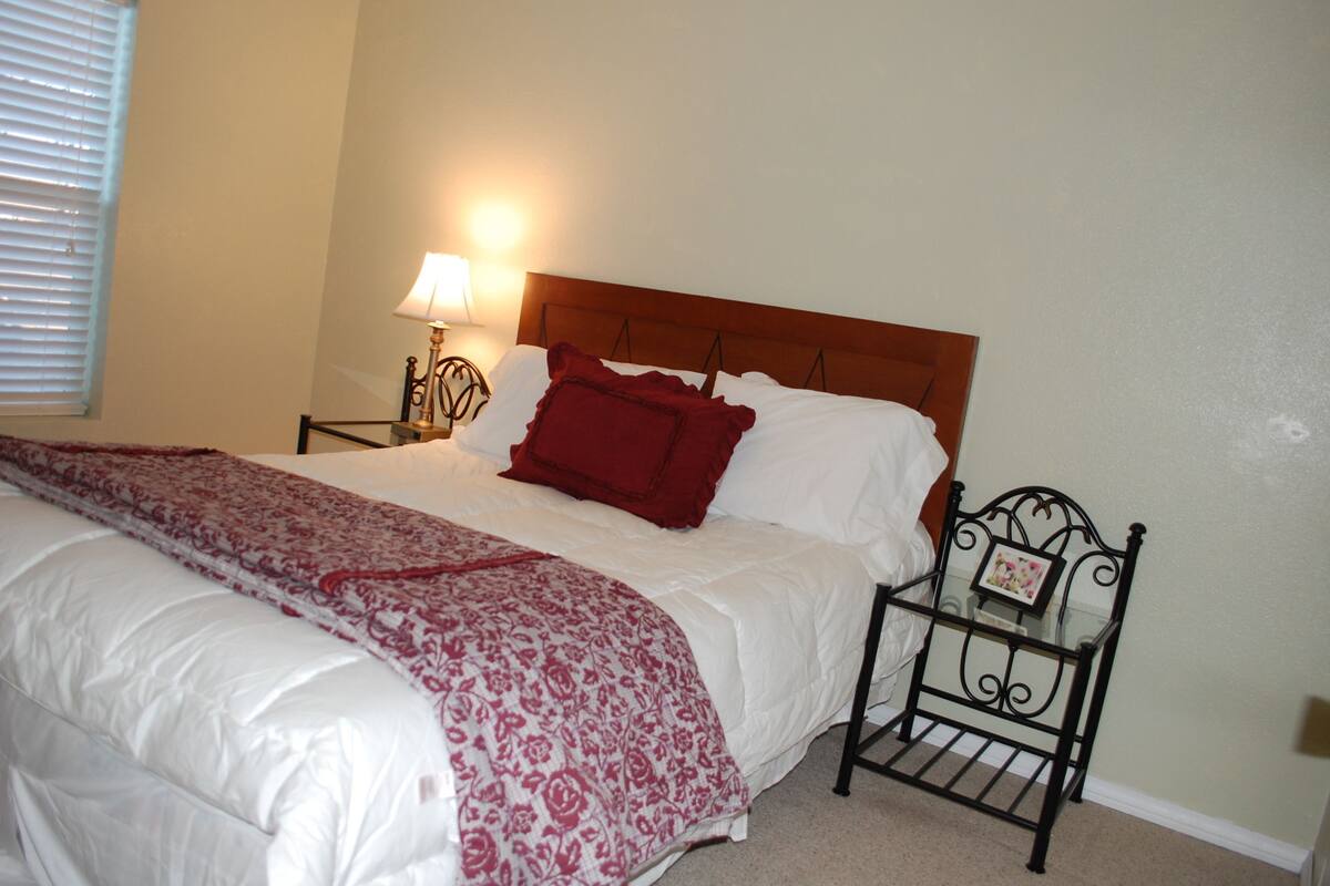 家庭房, 2 间卧室, 厨房 (Two Bedrooms) | 高档床上用品、免费 WiFi、床单