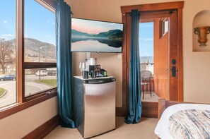 Jacuzzi Suite | Soundproofing, free WiFi, bed sheets