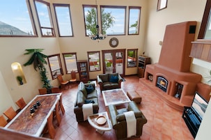 Executive Waterfront Vacation Home, 4 Bedrooms, Lakeside, Beachfront | Living area