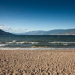 Gần bãi biển, dù trên bãi biển, khăn tắm biển, chèo thuyền kayak