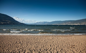 Plage à proximité, parasol, serviettes de plage, kayak