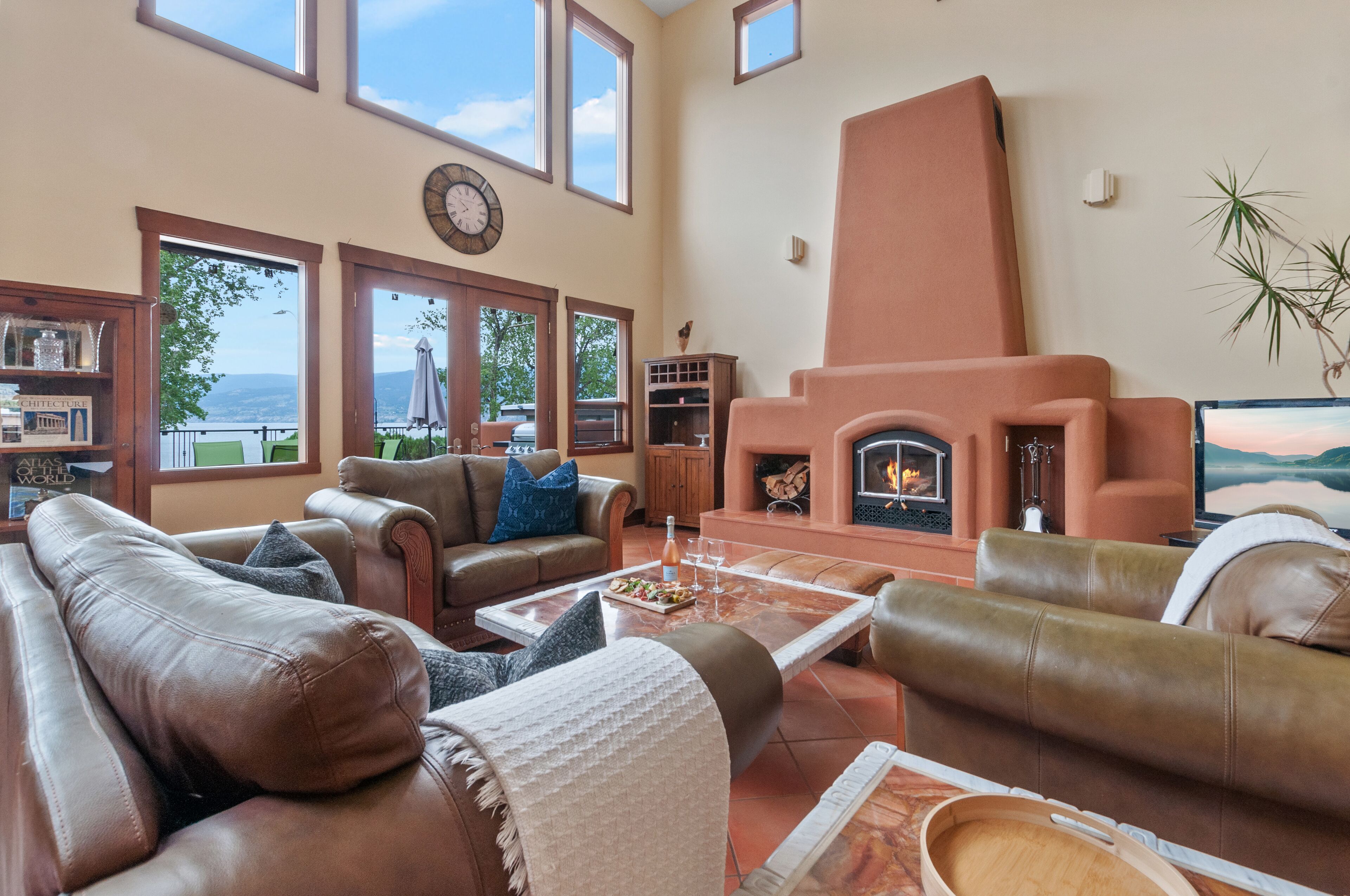 Executive Penthouse, 4 Bedrooms, Lake View, Beachside | Living area