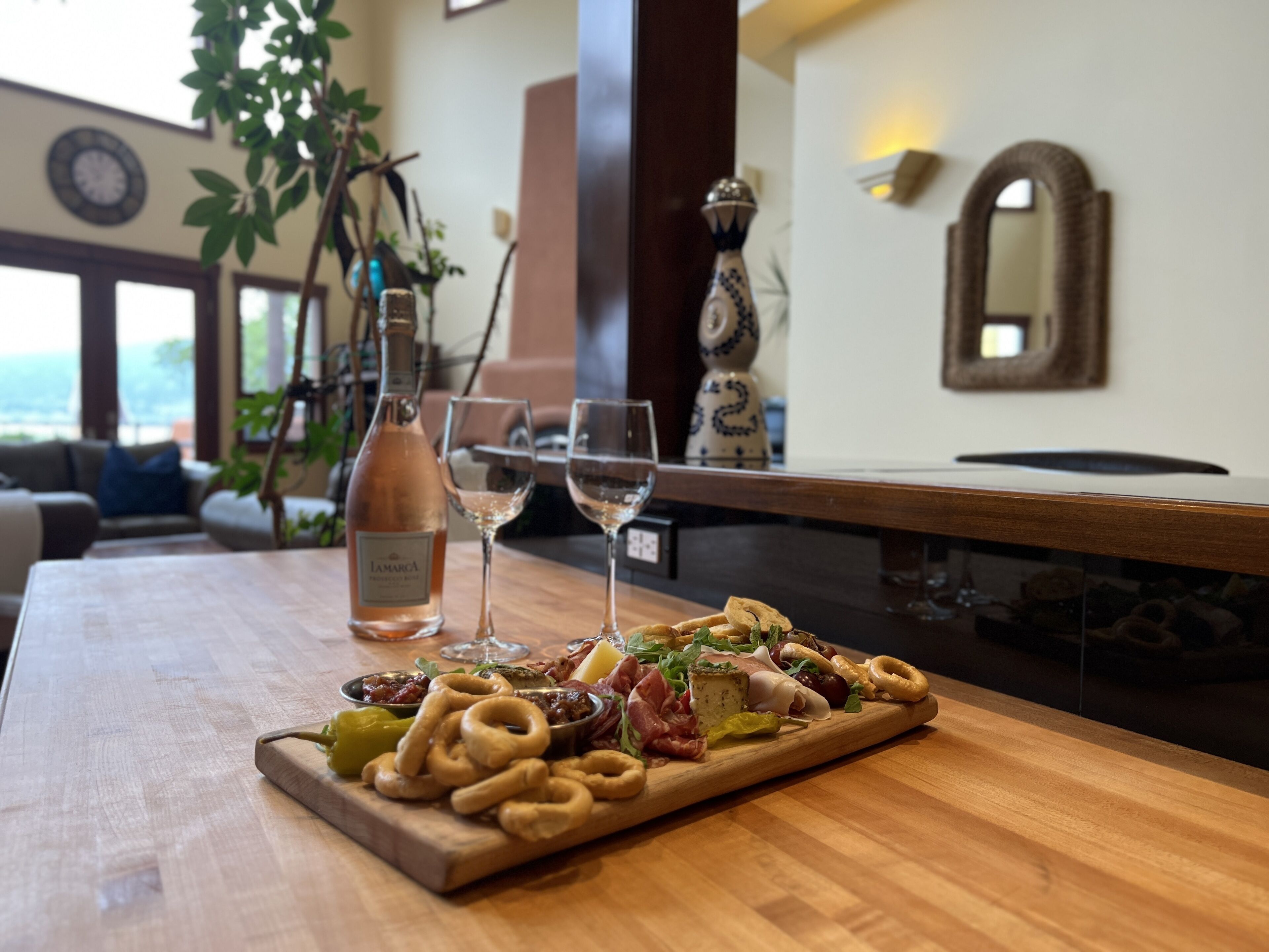 Executive Waterfront Vacation Home, 4 Bedrooms, Lakeside, Beachfront | Private kitchen