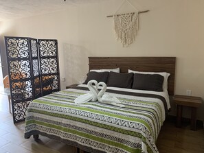 Suite estudio ejecutiva, 1 cama de matrimonio grande, frigorífico y microondas, planta ejecutiva | Edredones de plumas, colchones Select Comfort, caja fuerte