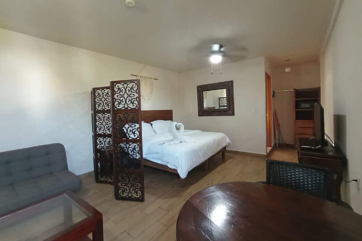 Suite estudio ejecutiva, 1 cama King size, refrigerador y microondas, piso ejecutivo | 1 habitación, edredón y camas Select Comfort