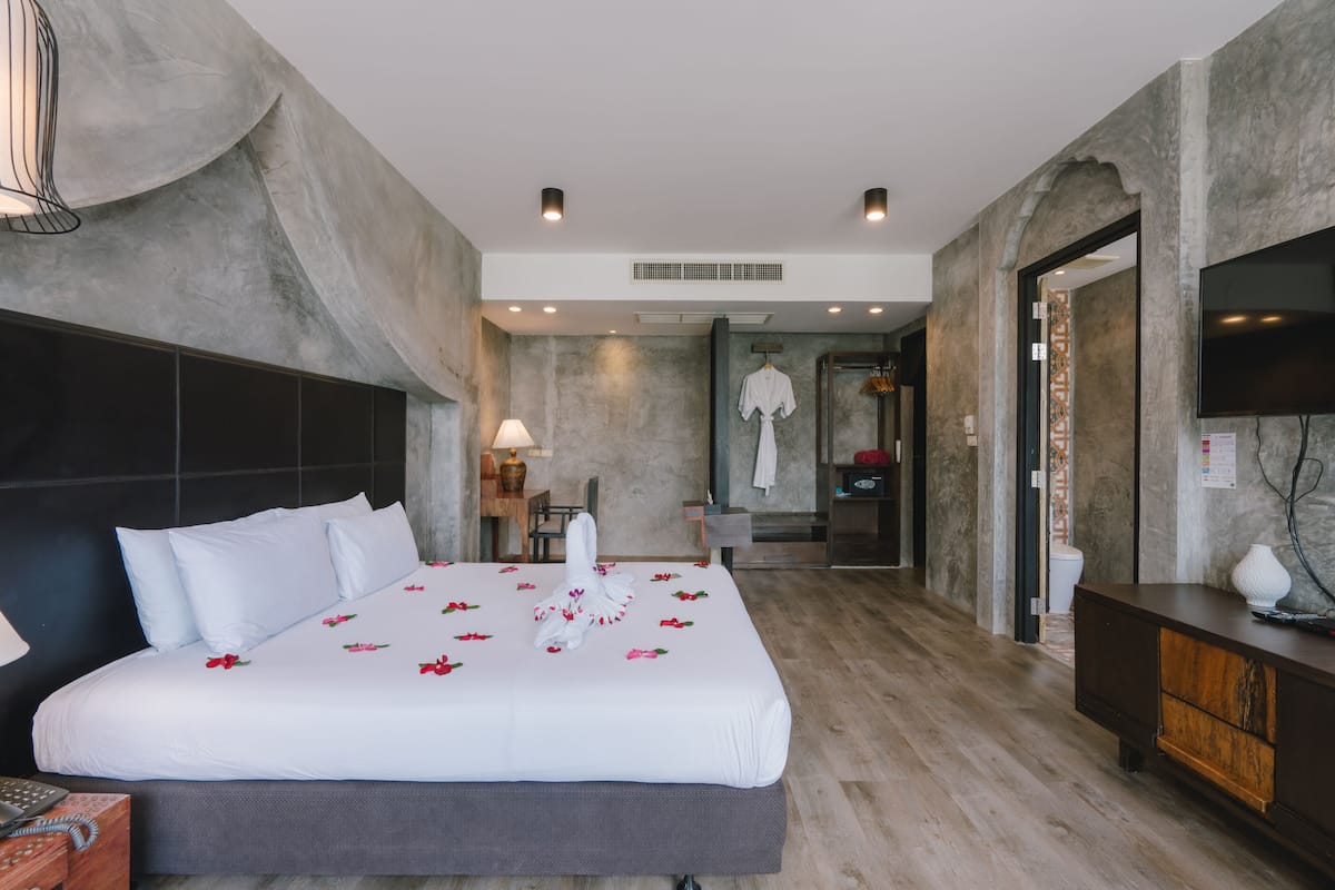Deluxe Double Studio with Sea View and Spa Bath | Egyptian cotton sheets, premium bedding, memory-foam beds, minibar