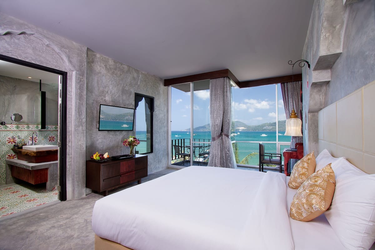 Deluxe Triple Studio with Sea View and Spa Bath | Egyptian cotton sheets, premium bedding, memory-foam beds, minibar
