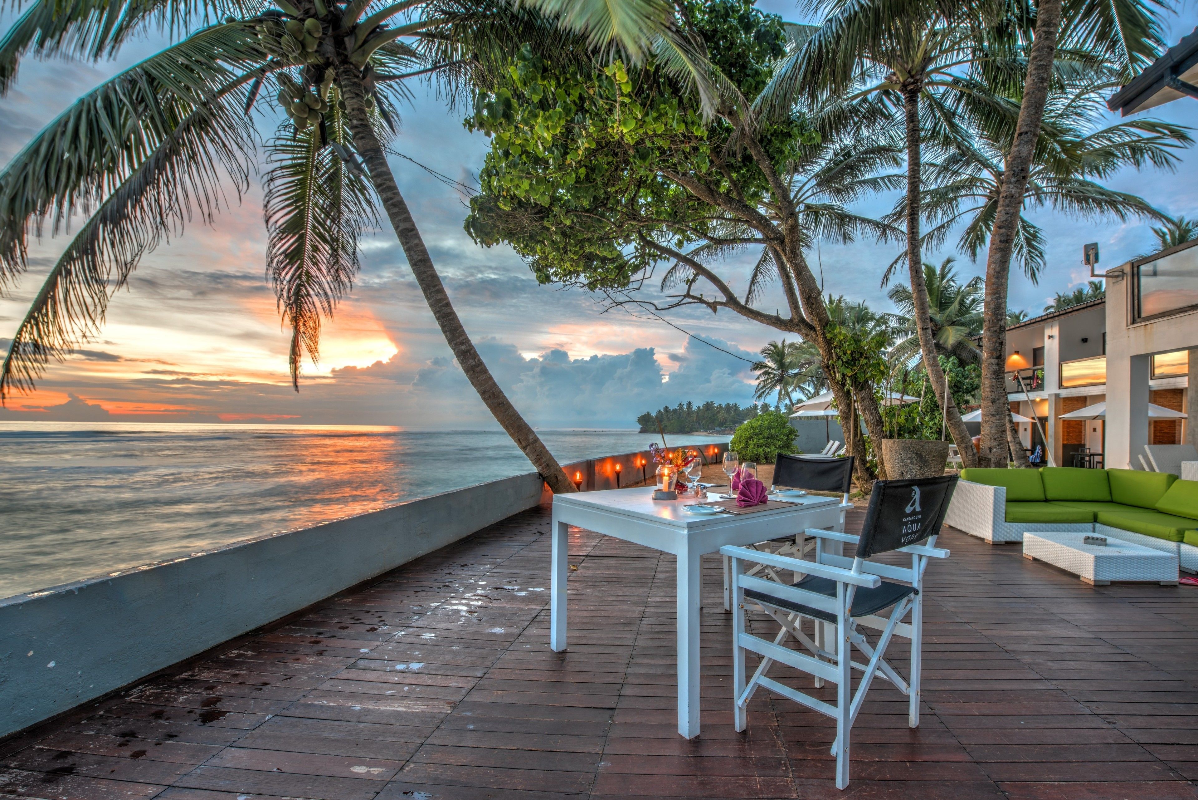 Breakfast, lunch, dinner served; Fusion cuisine 