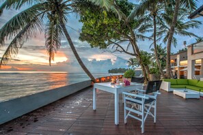 朝食、ランチ、ディナーに営業 (フュージョン料理)