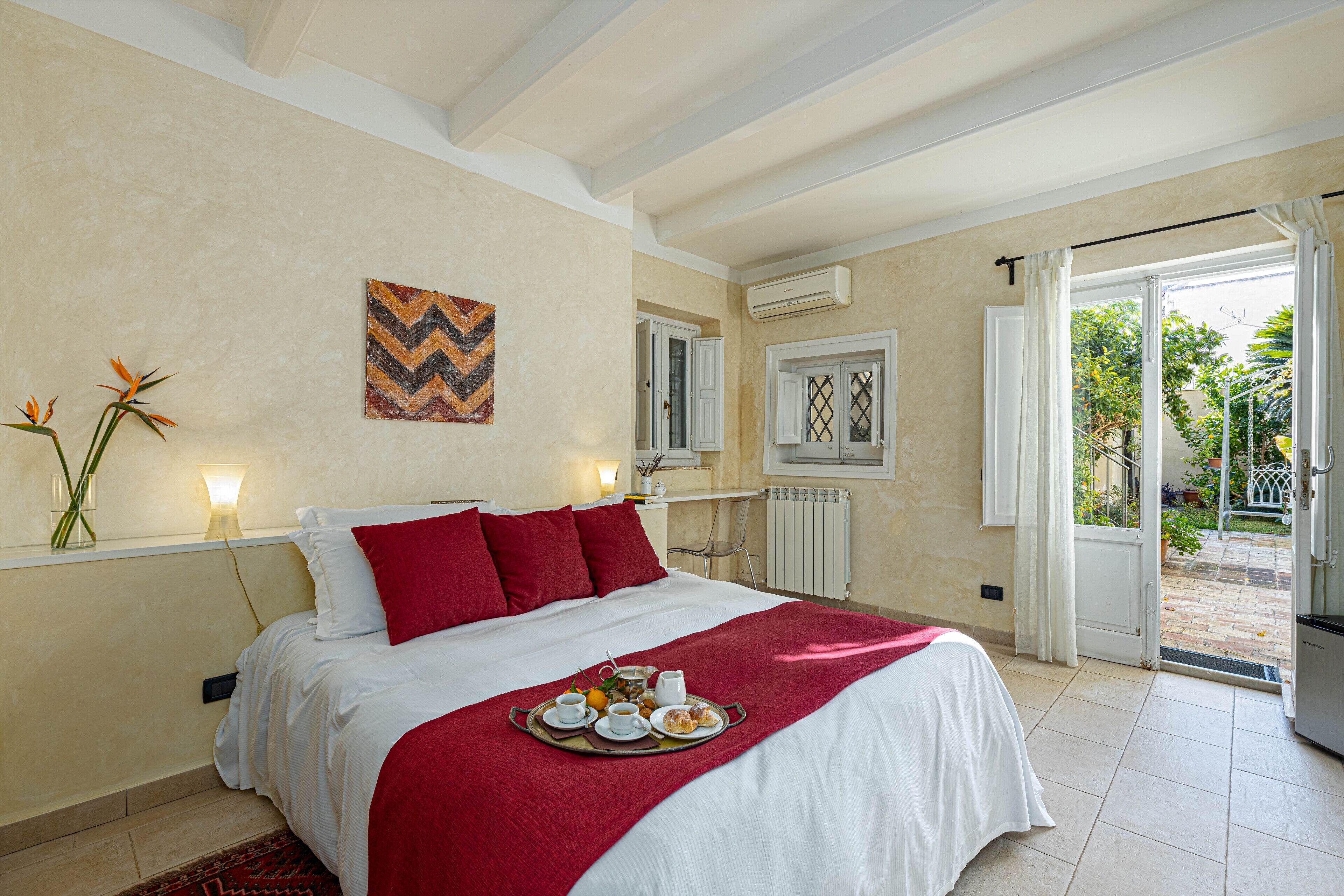 Comfort Room | Minibar, individually decorated, individually furnished, desk