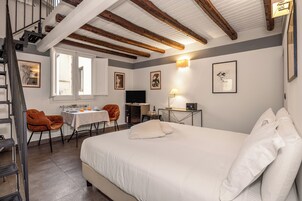 Une chambre à coucher avec un grand lit, un bureau, une chaise et un téléviseur.