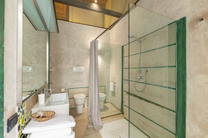Un bagno con doccia vetrata, vasca e servizi igienici.