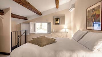 Camera quadrupla | 1 camera, minibar, con stile personalizzato, con arredamento individuale