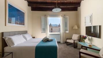 Suite, balcón | Minibar, decoración personalizada, muebles diferentes y escritorio