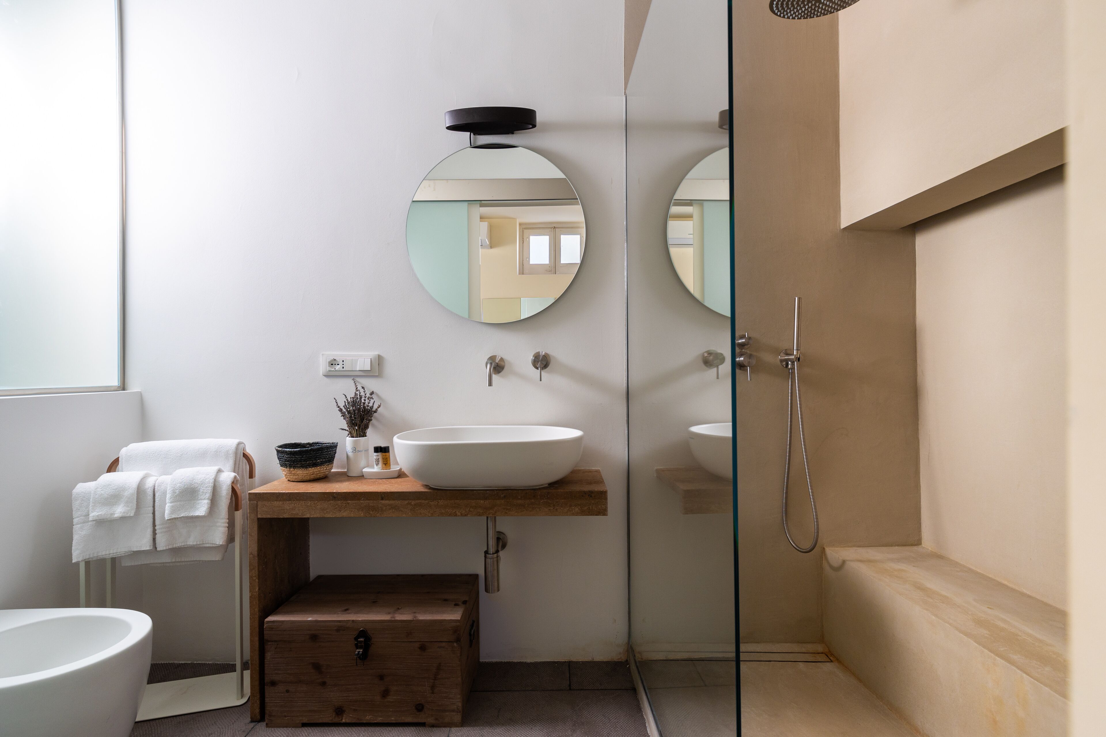 Suite, Balkon | Minibar, individuell dekoriert, individuell eingerichtet, Schreibtisch