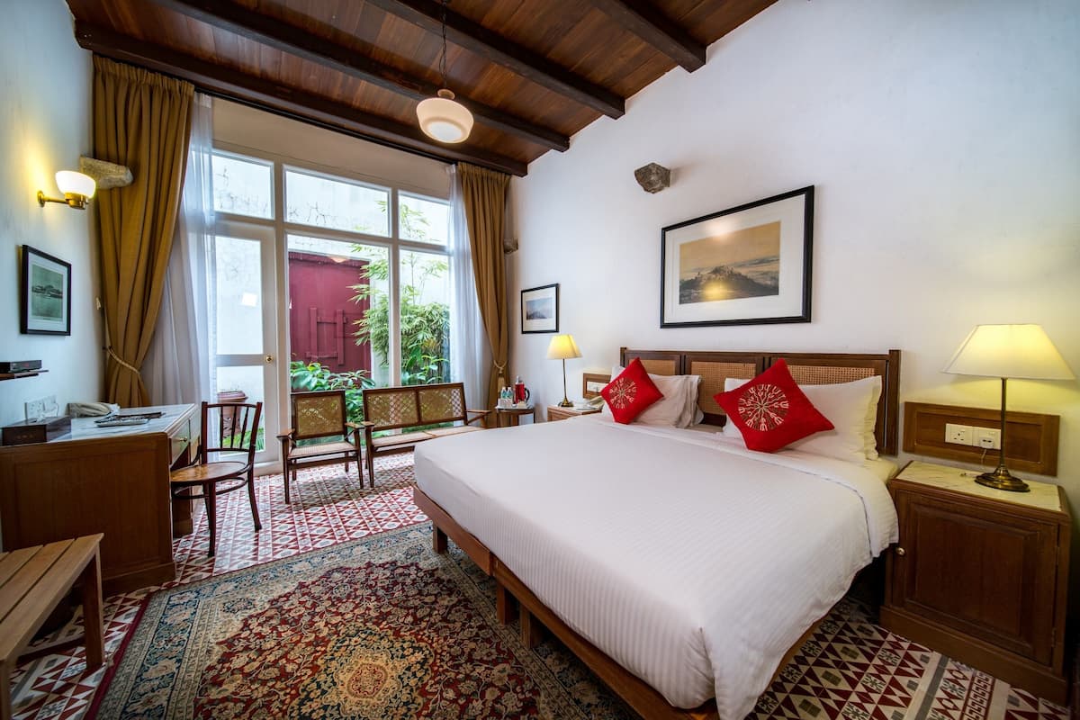 Kamer (Garden Suite) | Luxe beddengoed, een minibar, een kluis op de kamer, een bureau