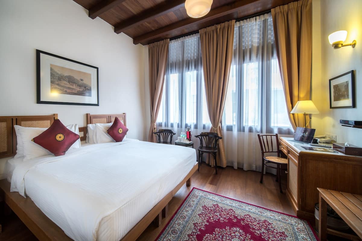 Superior kamer | Luxe beddengoed, een minibar, een kluis op de kamer, een bureau