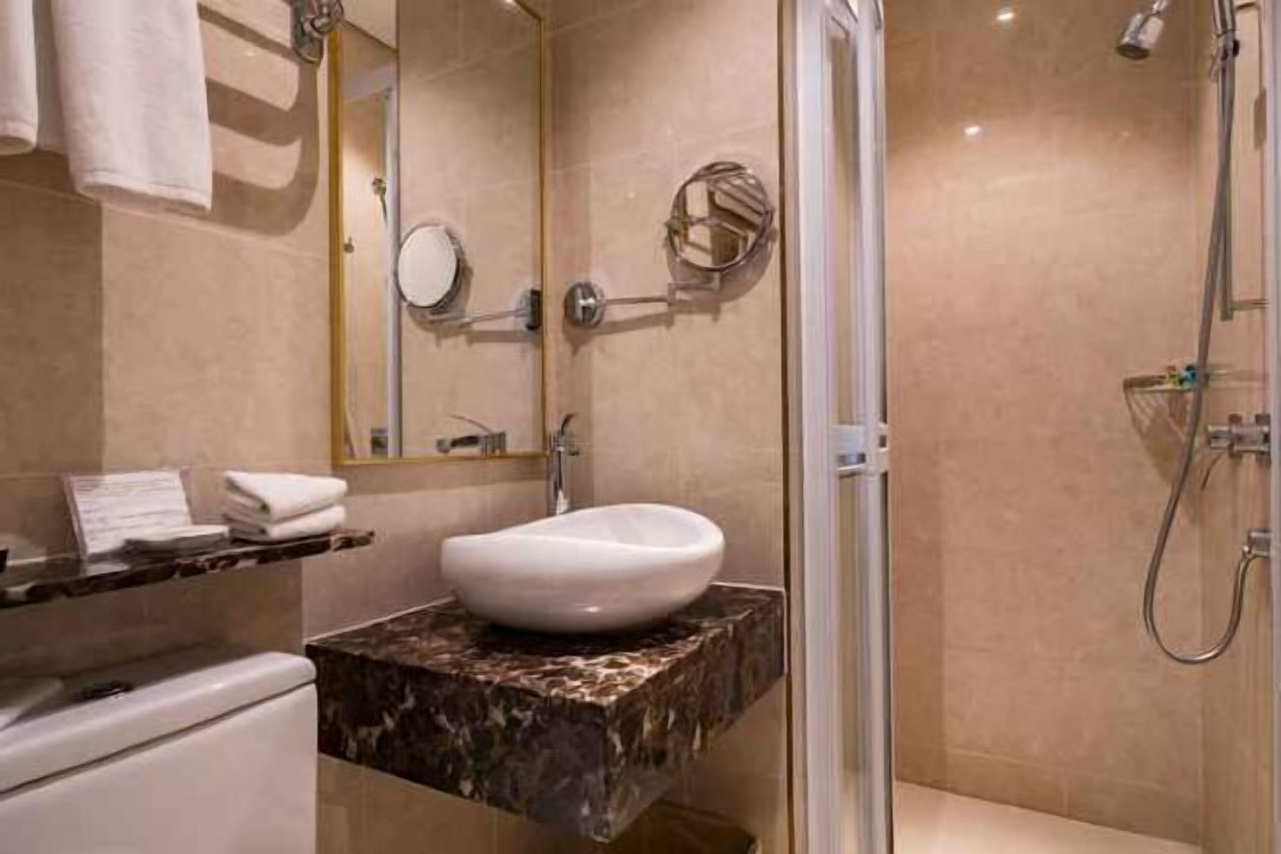 Douche, douche à « effet pluie », articles de toilette gratuits