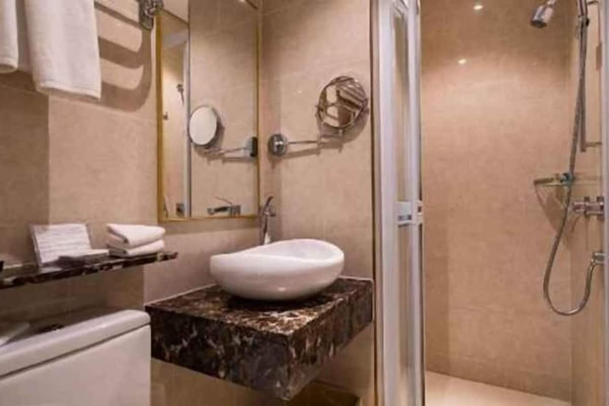 Een douche, een regendouche, gratis toiletartikelen, een haardroger