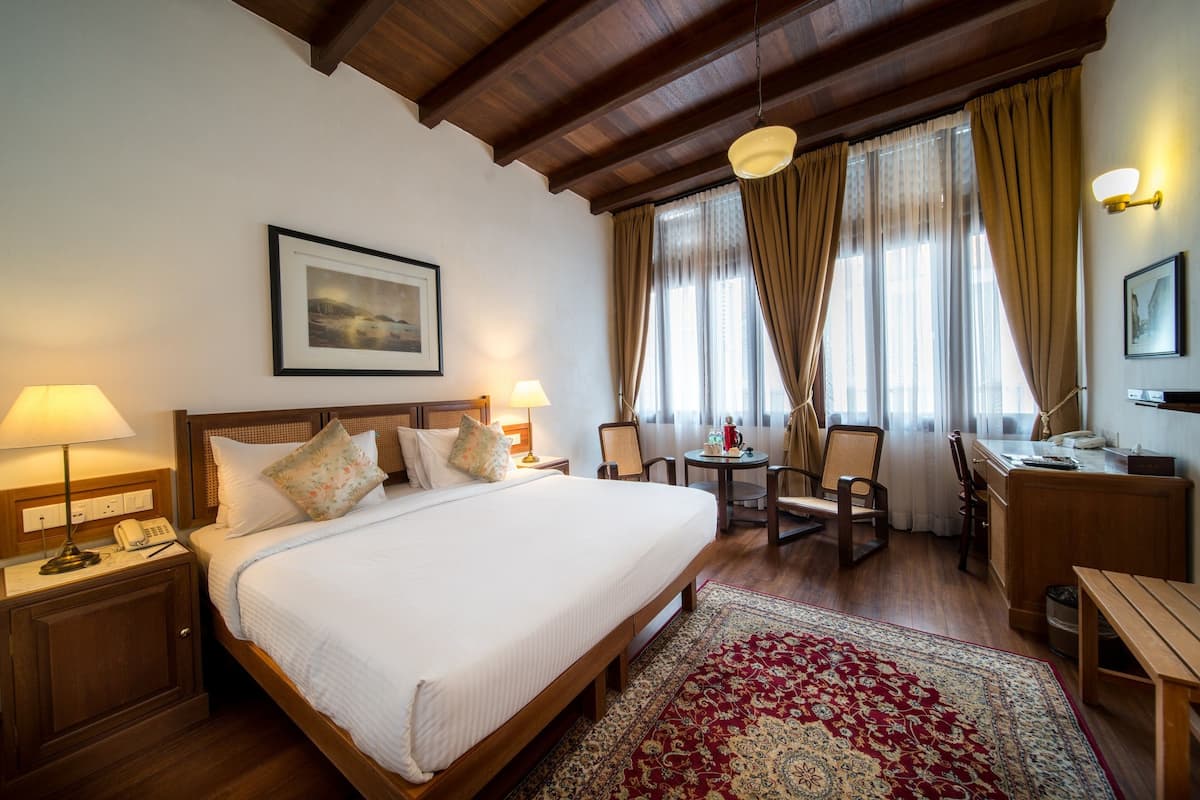 Deluxe kamer | Luxe beddengoed, een minibar, een kluis op de kamer, een bureau