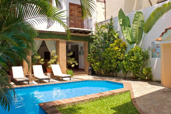 Outdoor pool, open 8 AM to 8 PM, pool loungers