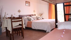Studio, pemandangan kolam renang (for 4) | Brankas, setrika/meja setrika, dan tempat tidur bayi gratis