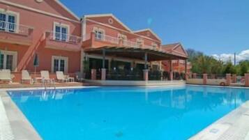 Outdoor pool, pool umbrellas, sun loungers