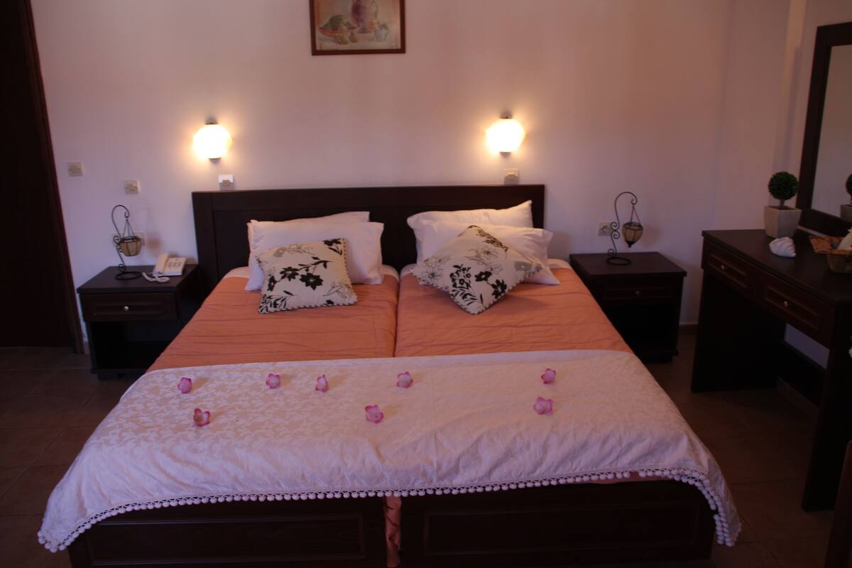 Appartement, 2 slaapkamers, uitzicht op zwembad | Een kluis op de kamer, een strijkplank/strijkijzer, gratis babybedden