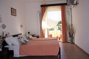 Estúdio, vista para a piscina (for 2) | Cofres nos quartos, ferros/tábuas de passar roupa, berços grátis