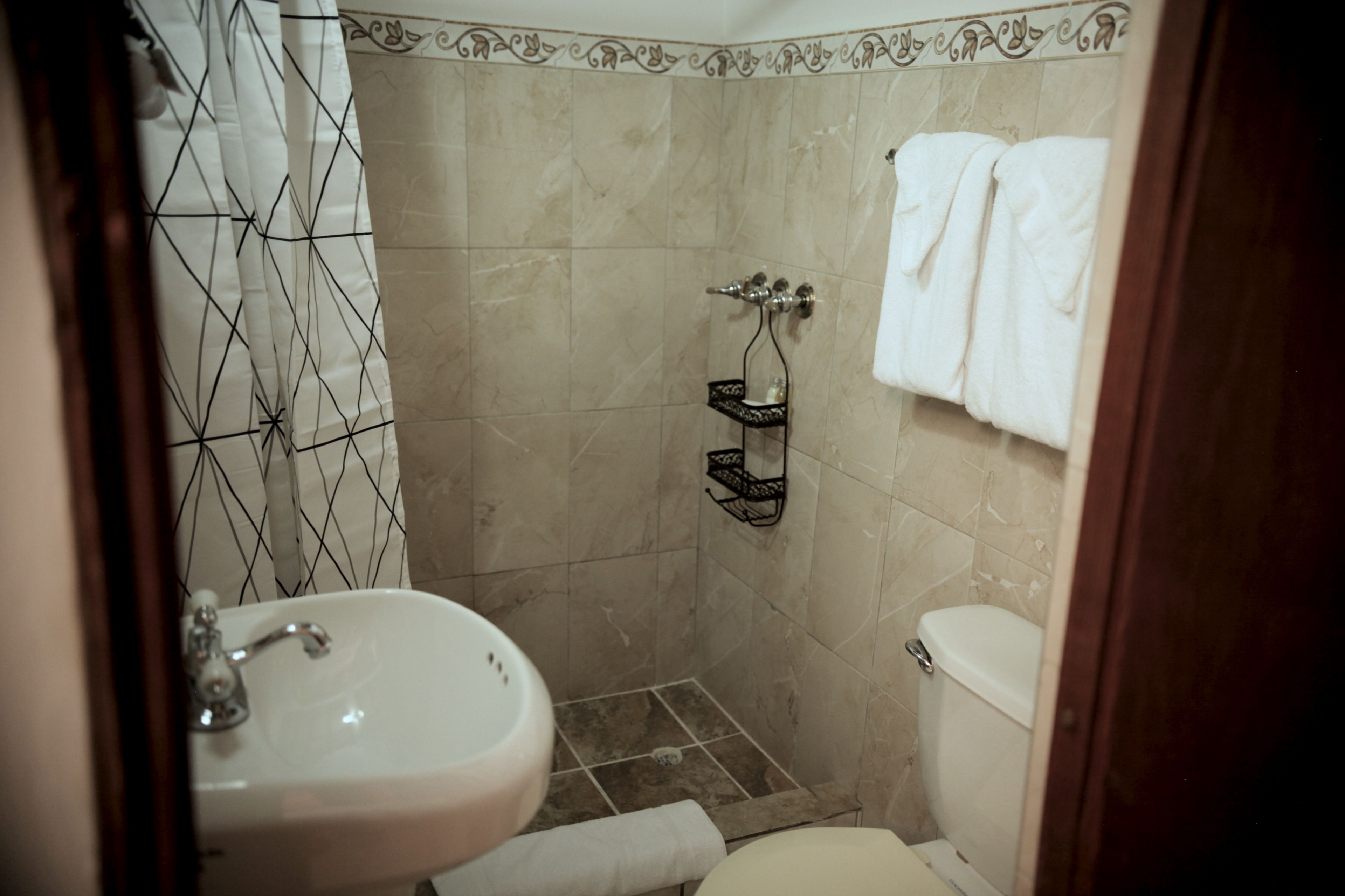 Ein Badezimmer mit Waschbecken, Toilette und Dusche.