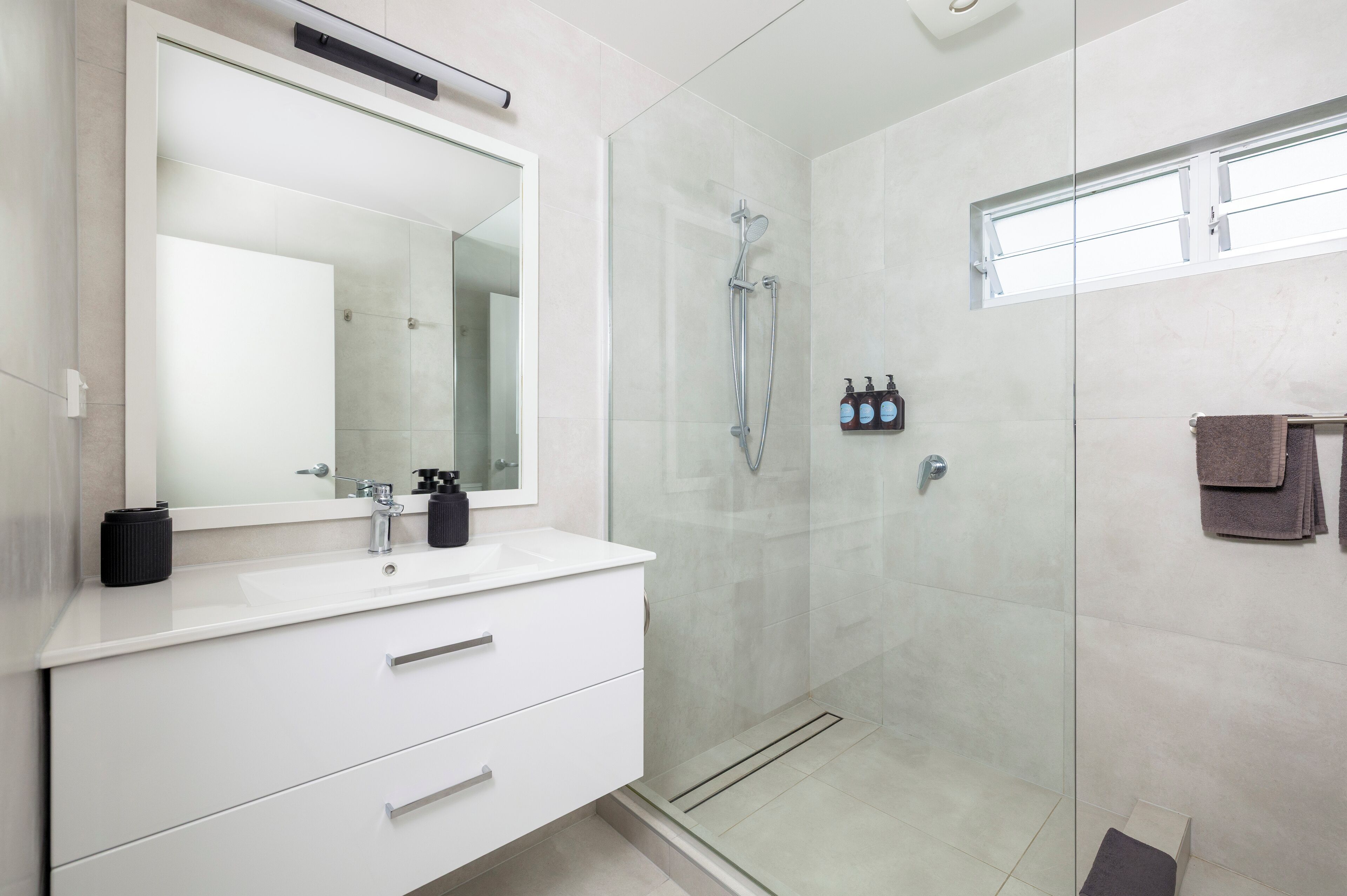 Apartment, 3 Bedrooms | Bathroom | Shower, eco-friendly toiletries, hair dryer, towels