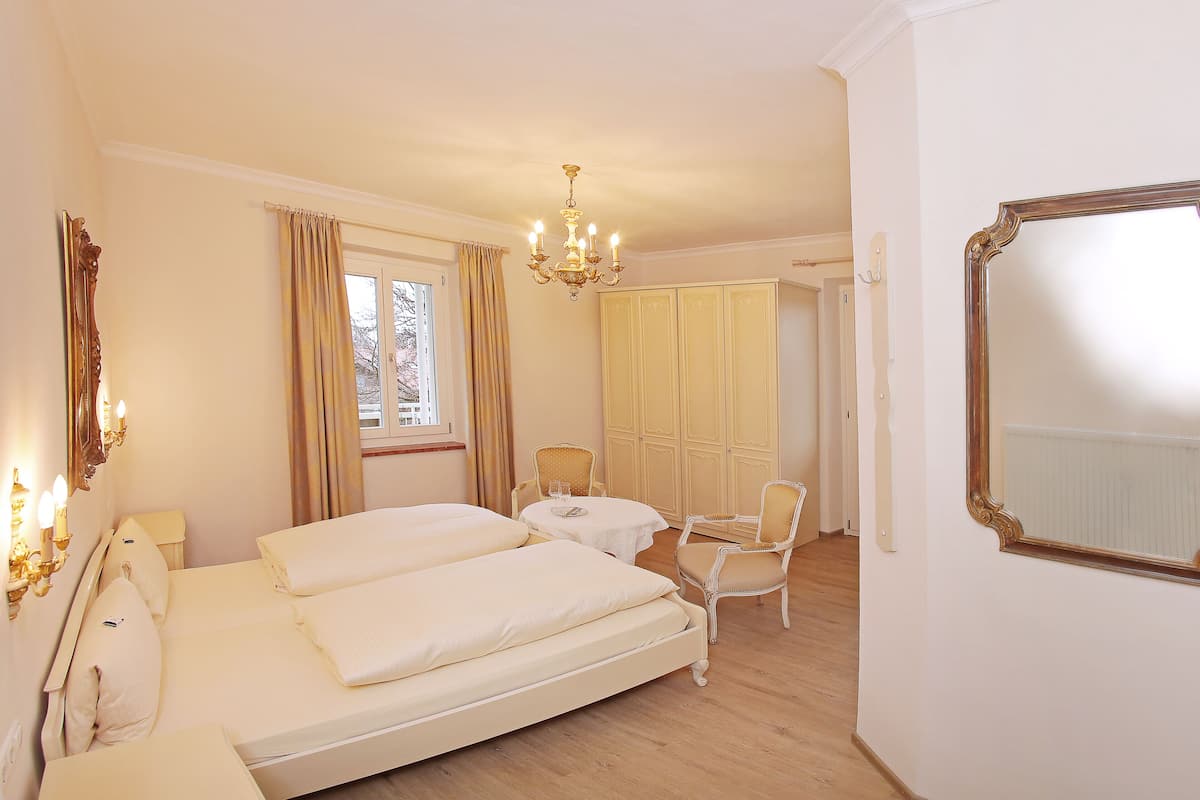 economy double room | in-room safe, desk, soundproofing, free cots/infant beds